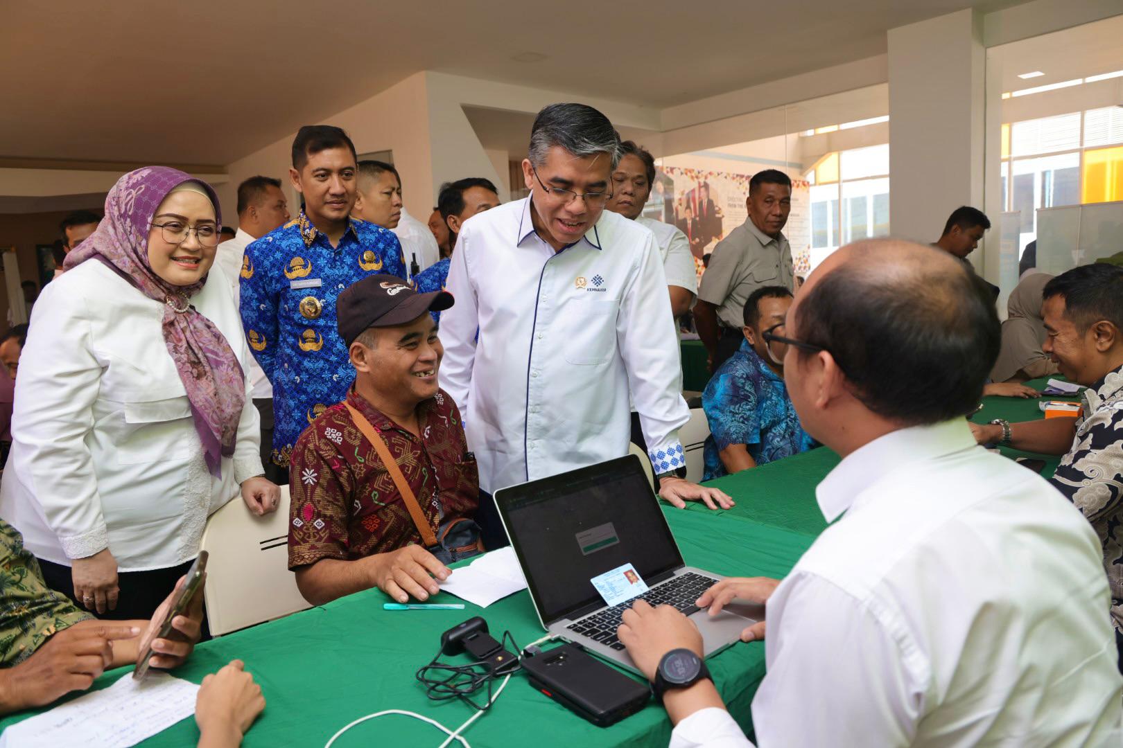 Menaker Pastikan Hak Pekerja Eks Sritex Group Terpenuhi