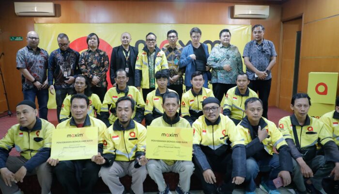 Wamenaker Serahkan BHR untuk Driver Maxim, Bentuk Keberpihakan Negara