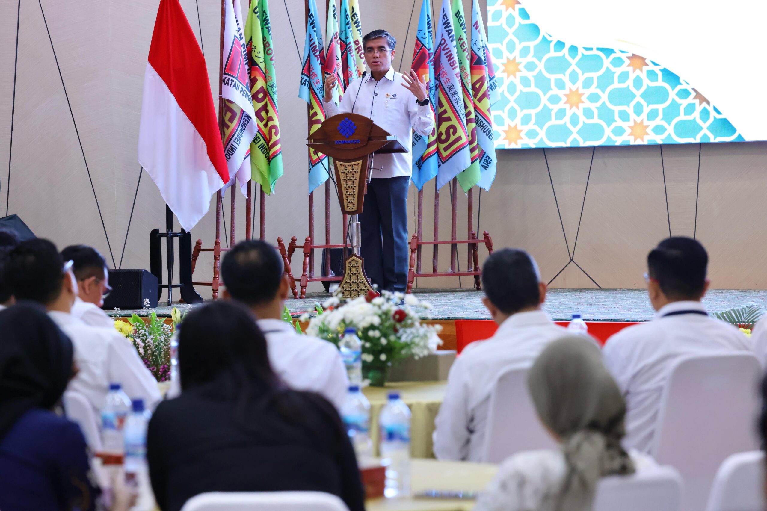 Menteri Ketenagakerjaan Yassierli memberikan sambutan di acara Halalbihalal IKAPEKSI 2025