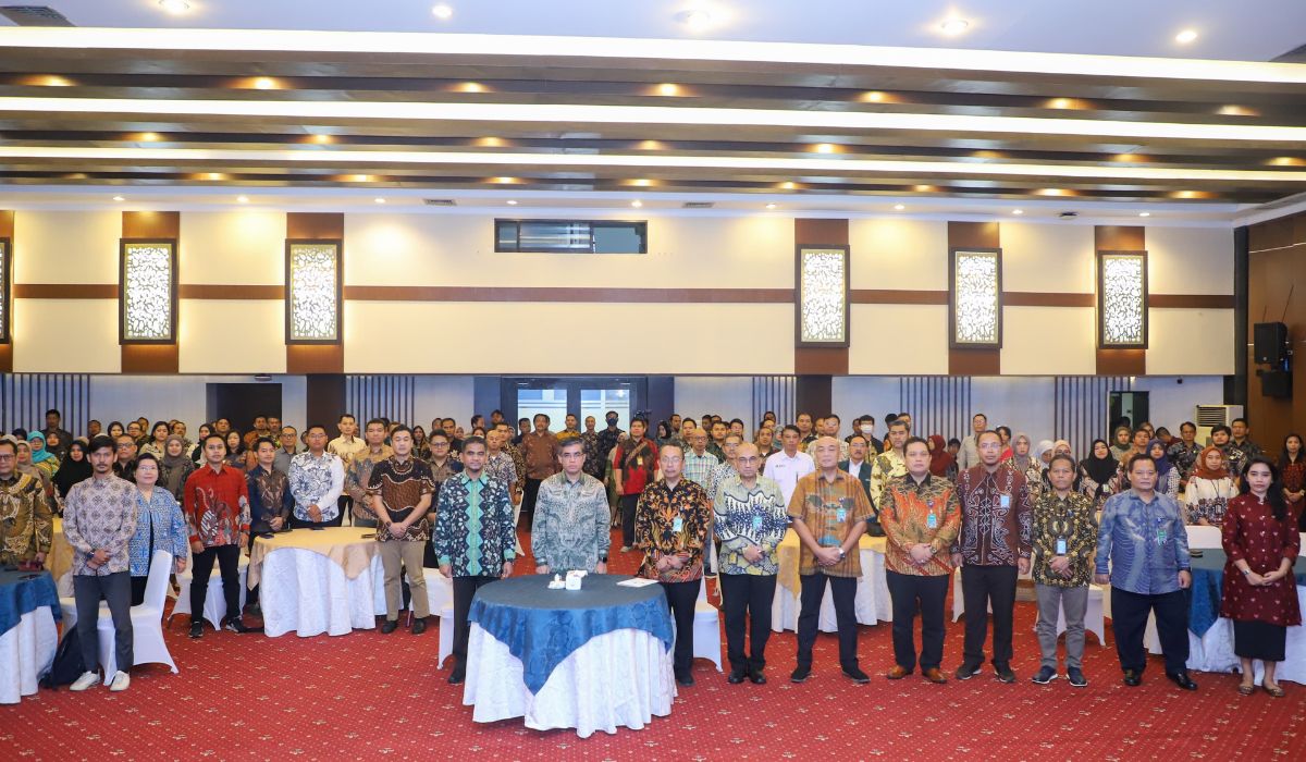 Menaker Yassierli saat memberikan sambutan dalam acara Bimtek Pengoperasian Norma100 di Jakarta.