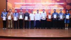 Menaker Yassierli menyaksikan penandatanganan MoU antara Kemnaker dan perusahaan pemberi kerja TKA untuk dukung TKM, 30 April 2025.