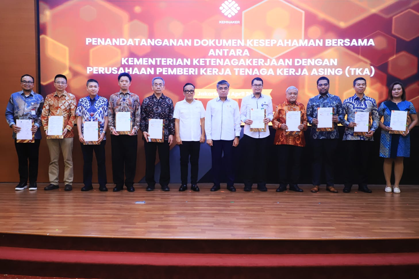 Menaker Yassierli menyaksikan penandatanganan MoU antara Kemnaker dan perusahaan pemberi kerja TKA untuk dukung TKM, 30 April 2025.