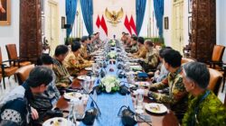 Presiden Prabowo Subianto bersama delegasi Korea Selatan dalam pertemuan investasi di Istana Merdeka, Jakarta.