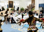 Prabowo Sambut Premier Li Qiang dengan Santap Resmi di Istana: Kehangatan dan Seni Budaya