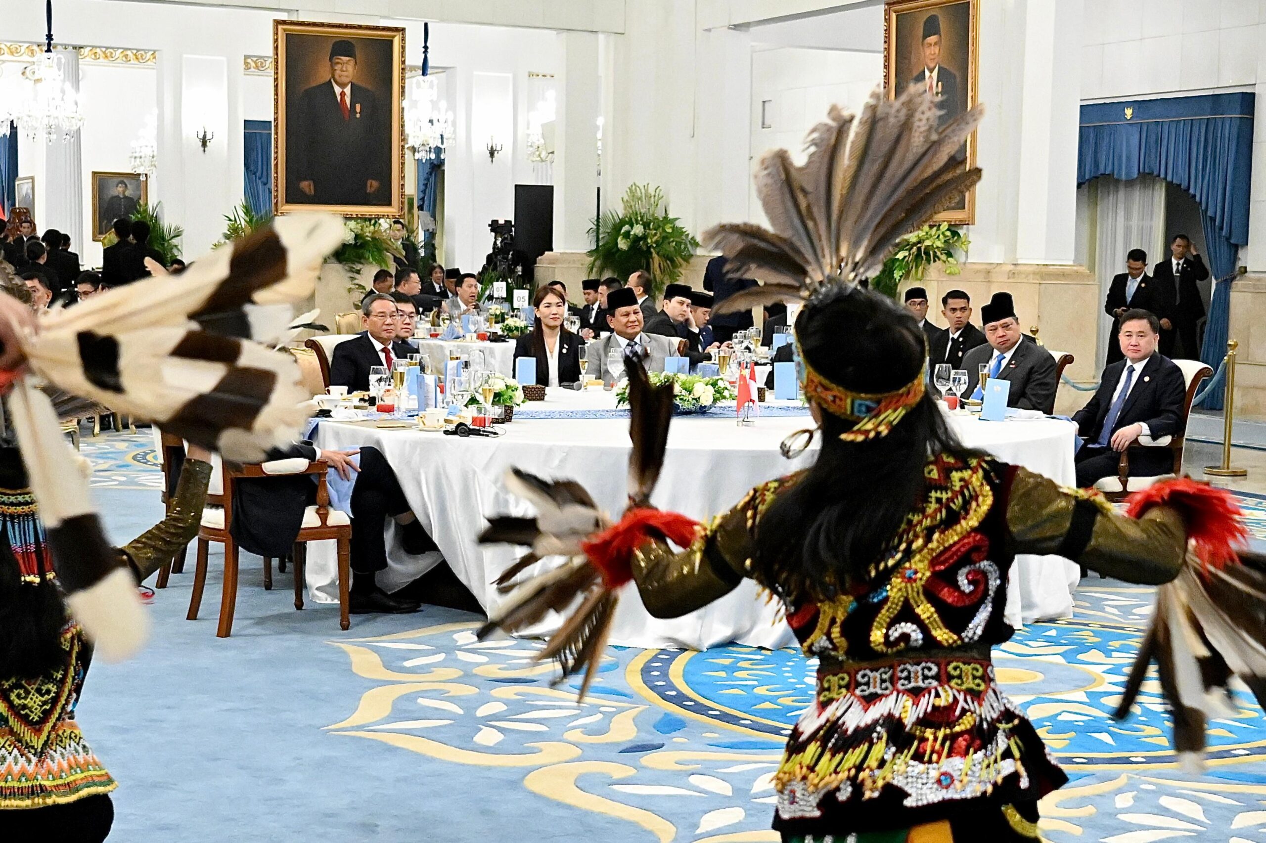 Prabowo Sambut Premier Li Qiang dengan Santap Resmi di Istana: Kehangatan dan Seni Budaya