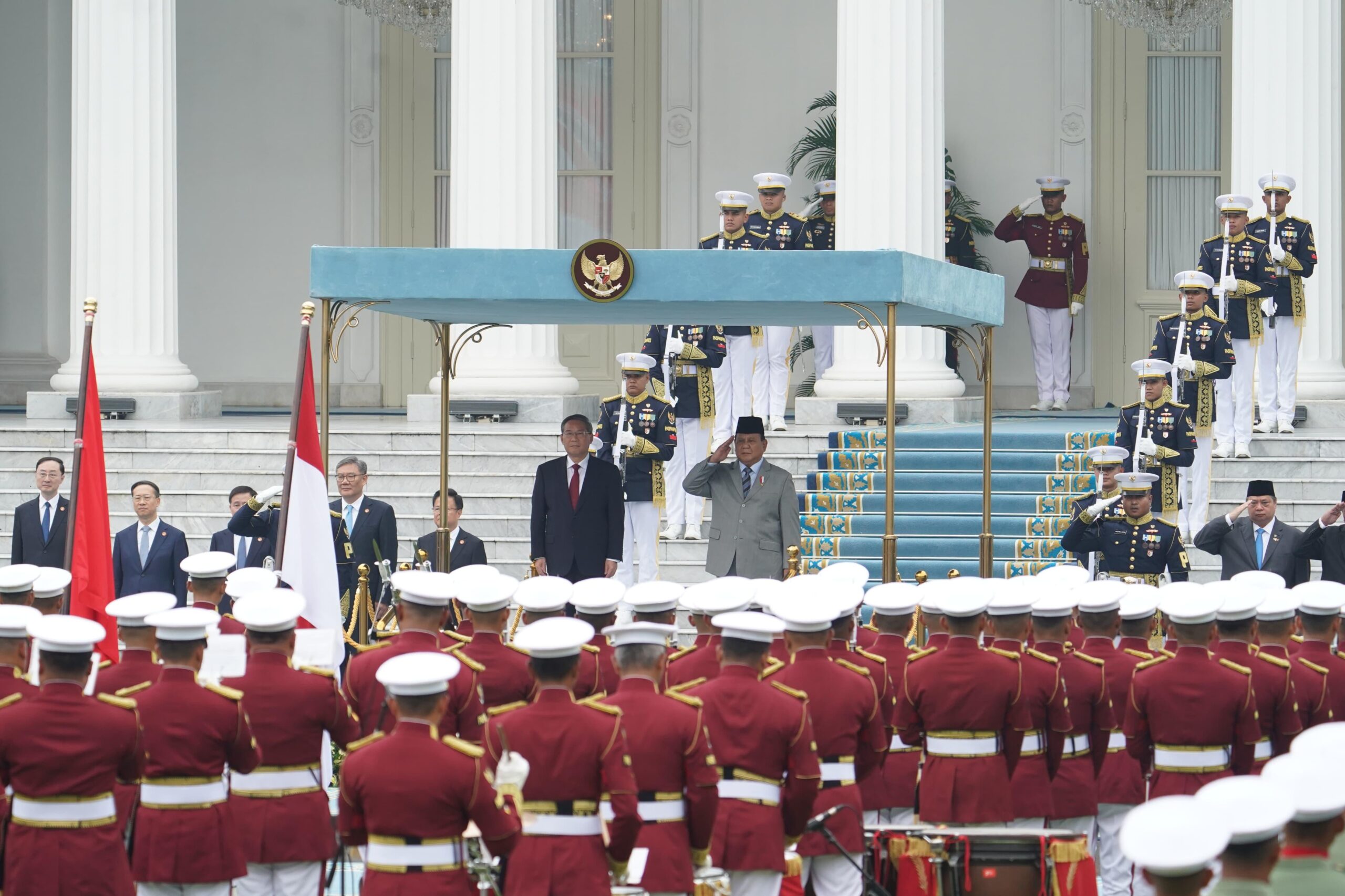 Presiden Prabowo Sambut Premier Li Qiang dalam Upacara Kenegaraan di Istana Merdeka
