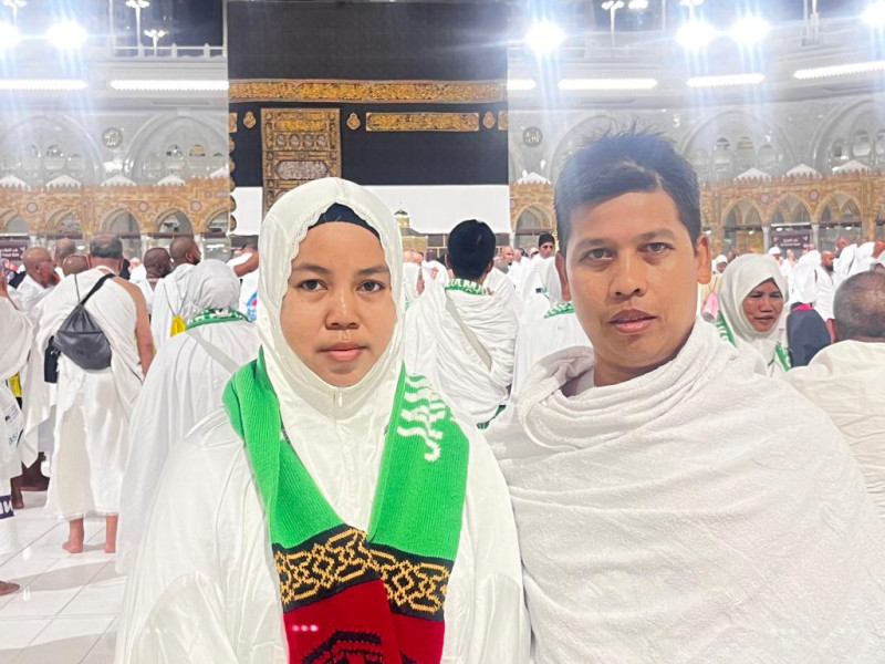 Kebahagiaan Pasangan Suami Istri Menunaikan Ibadah Haji Bersama di Tanah Suci