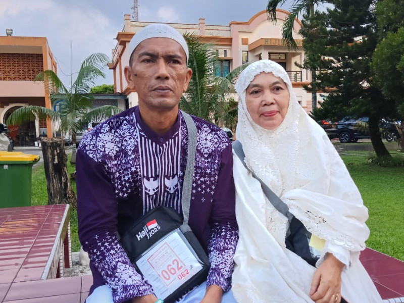 Pasutri Penjual Pisang Goreng 20 Tahun Asal Sergai Berangkat Haji