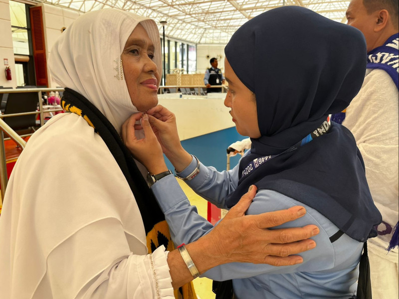 Petugas Cinta di Balik Peniti Pakaian Ihram Jamaah