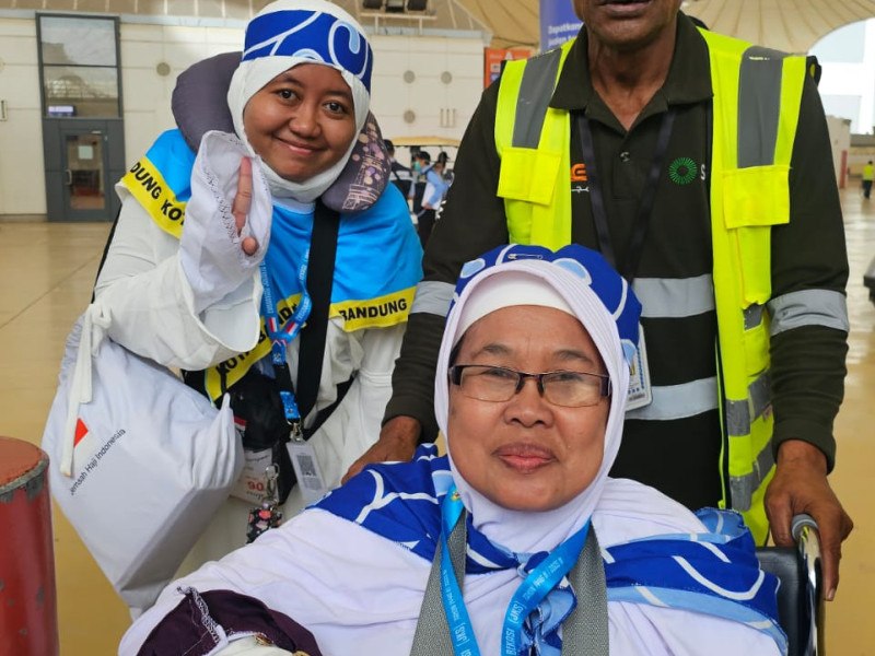 Perjalanan Haji Santi dan Ibunda, Anak Penjual Rampe yang Inspiratif