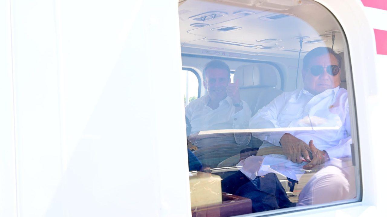 Momen Keakraban: Presiden Prabowo dan Macron Bersama Menuju Akmil Magelang