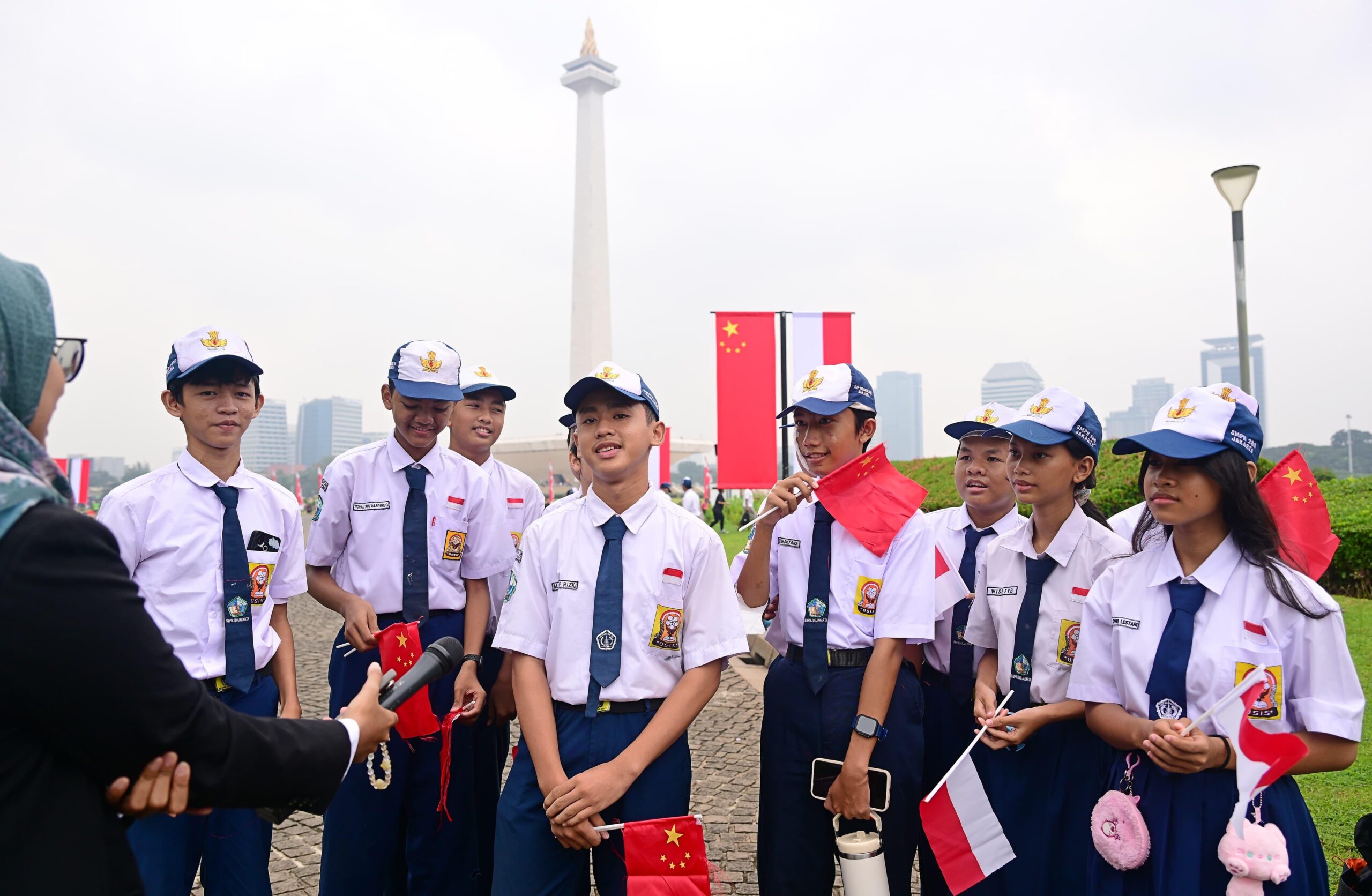 Antusiasme Monas: Pelajar dan Warga Sambut Kedatangan Premier Li Qiang