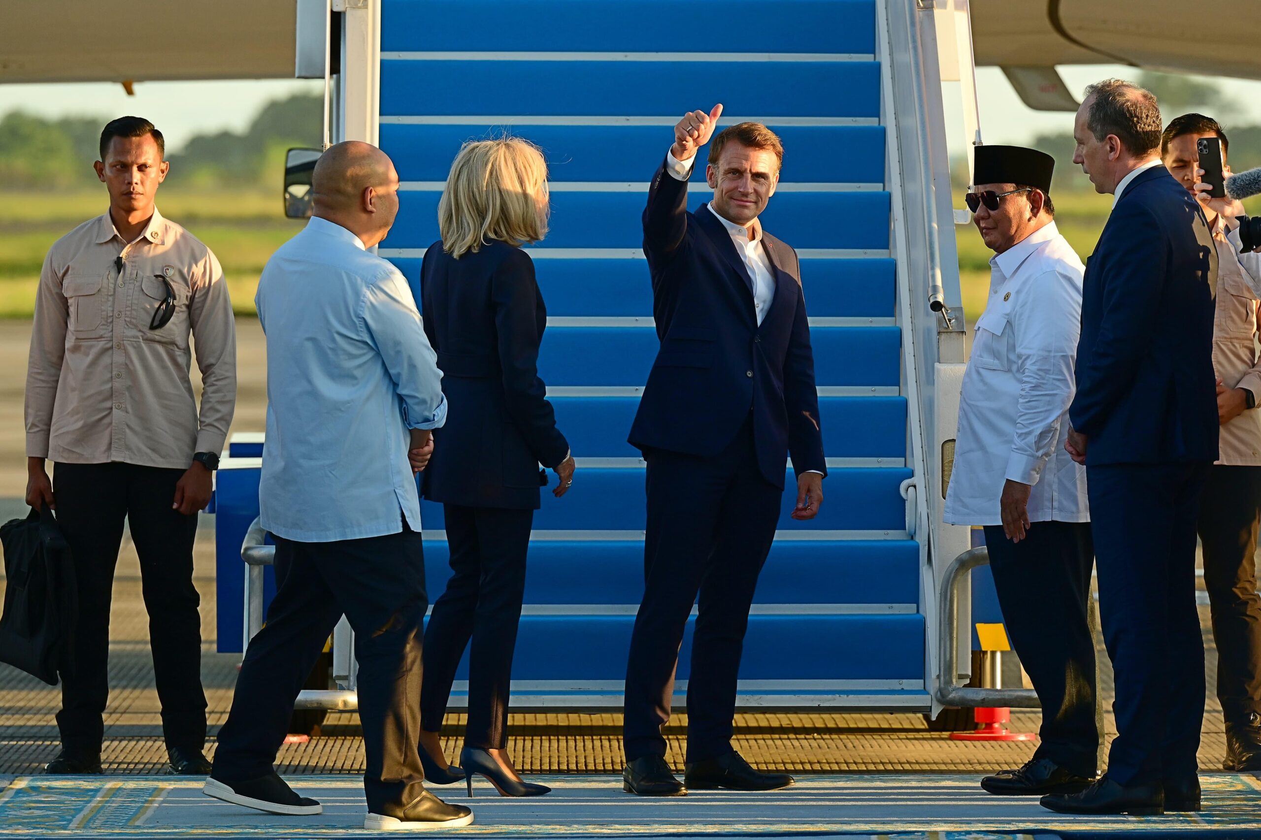 Prabowo Subianto Dampingi Presiden Macron Menuju Singapura