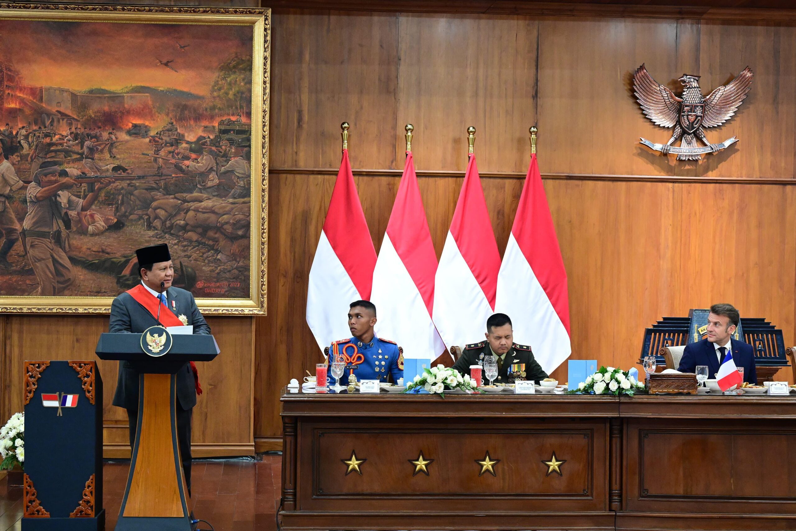 Presiden Prabowo dan Presiden Macron Nikmati Makan Siang Hangat Bersama Taruna Akmil