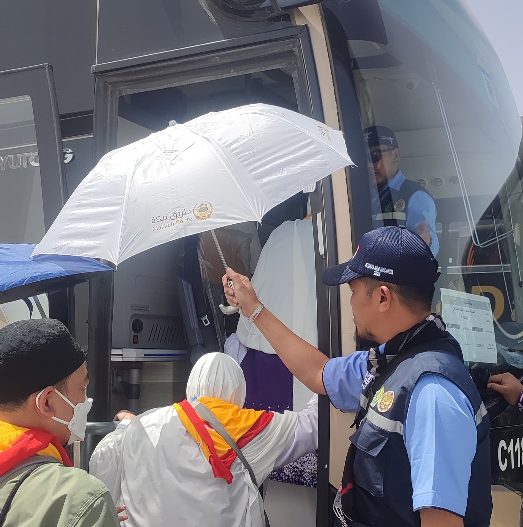 Payung Teduh Menemani Kedatangan Jemaah Haji