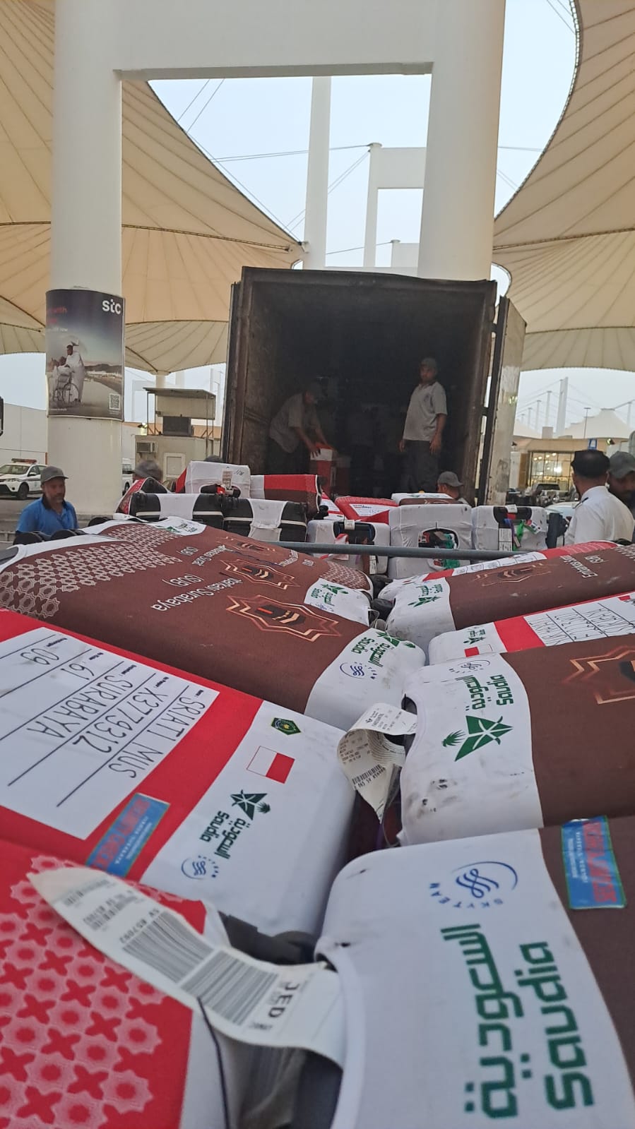 Menyaksikan Ketekunan Petugas Mengurus Ribuan Bagasi Jemaah di Bandara Jeddah