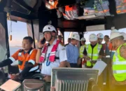 Wapres Tinjau Pendangkalan Laut dari Kapal Tunda Bunga Raflesia Wapres Tinjau Pendangkalan Laut dari Kapal Tunda Bunga Raflesia