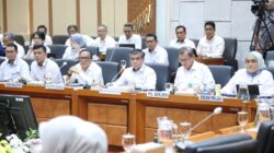 Menaker Yassierli saat memperkenalkan program School to Work Transition dalam Raker Komisi IX DPR RI
