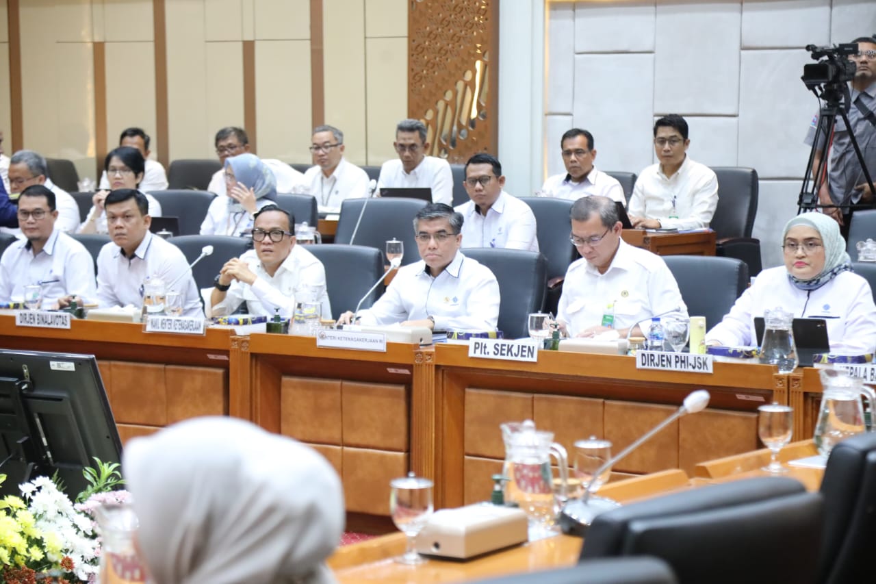 Menaker Yassierli saat memperkenalkan program School to Work Transition dalam Raker Komisi IX DPR RI