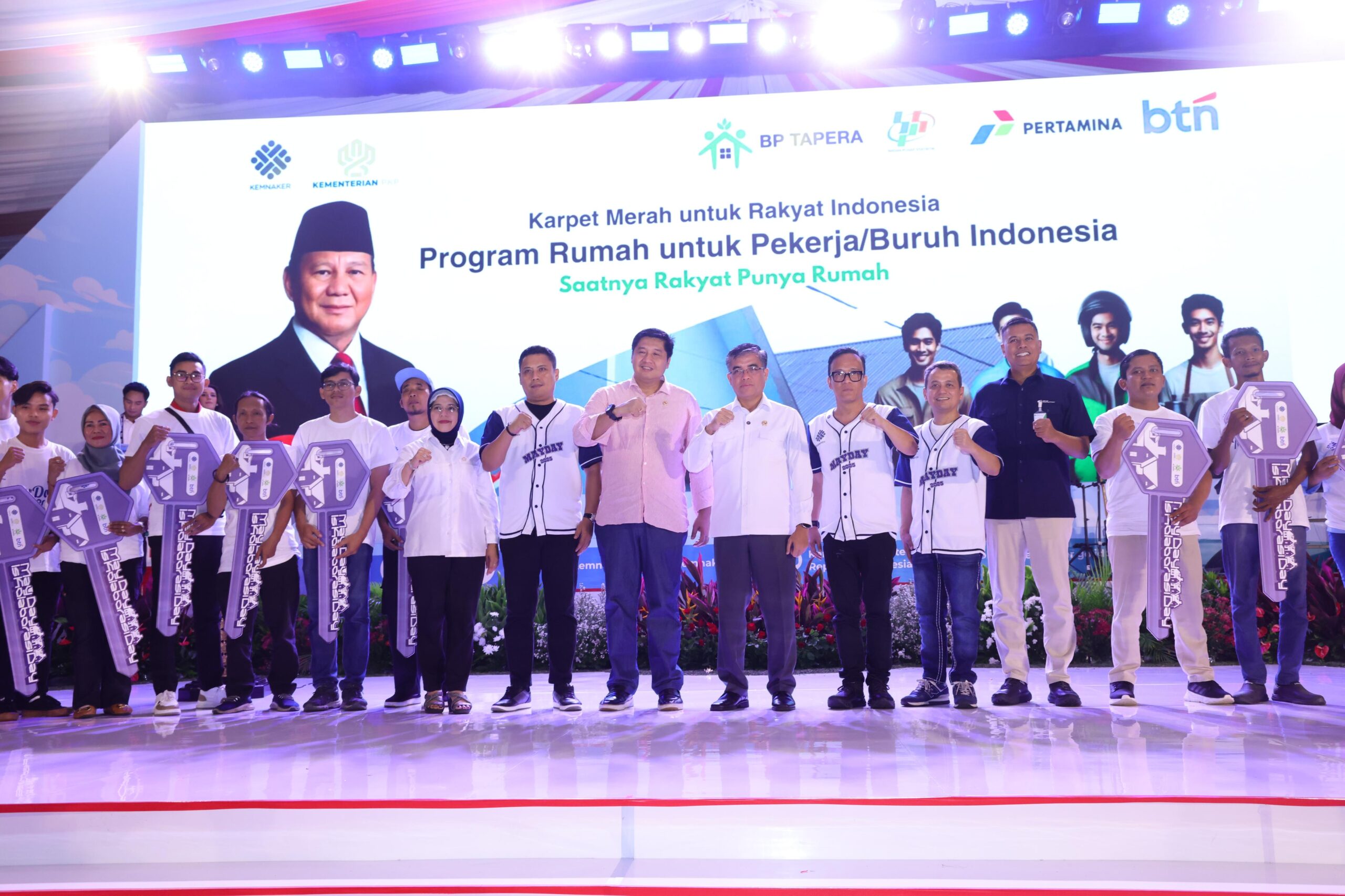 Menaker Yassierli dalam pidato Hari Buruh Internasional 2025 di Pertamina Arena Simprug.