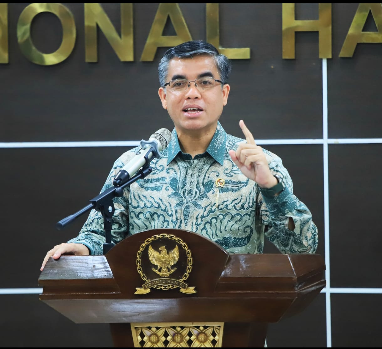 Menaker Yassierli beri keterangan soal kebijakan outsourcing dalam konferensi pers Kemnaker