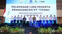 Menaker Yassierli saat melepas peserta pemagangan ke Jepang di Semarang, 9 Mei 2025