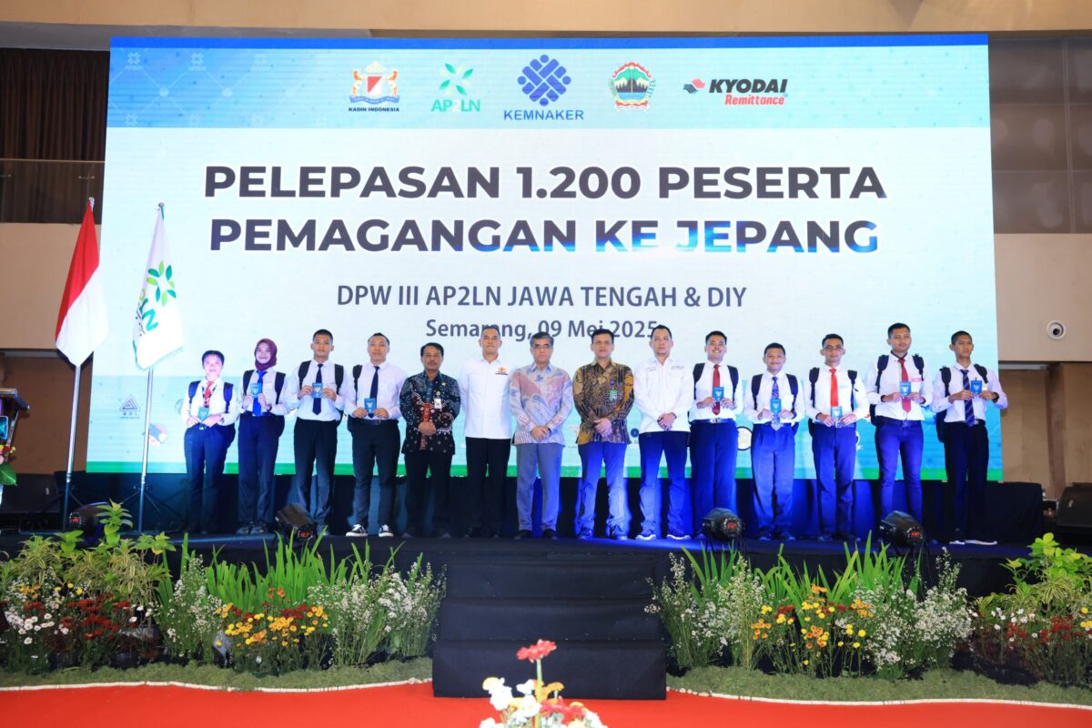 Menaker Yassierli saat melepas peserta pemagangan ke Jepang di Semarang, 9 Mei 2025