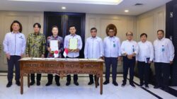 Menaker Yassierli bersama Gubernur Prefektur Mie, Ichimi Katsuyuki, saat penandatanganan MoU pemagangan Indonesia–Jepang di Jakarta, 7 Mei 2025.