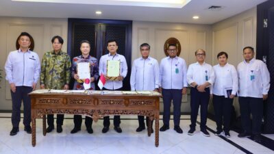 Menaker Yassierli bersama Gubernur Prefektur Mie, Ichimi Katsuyuki, saat penandatanganan MoU pemagangan Indonesia–Jepang di Jakarta, 7 Mei 2025.