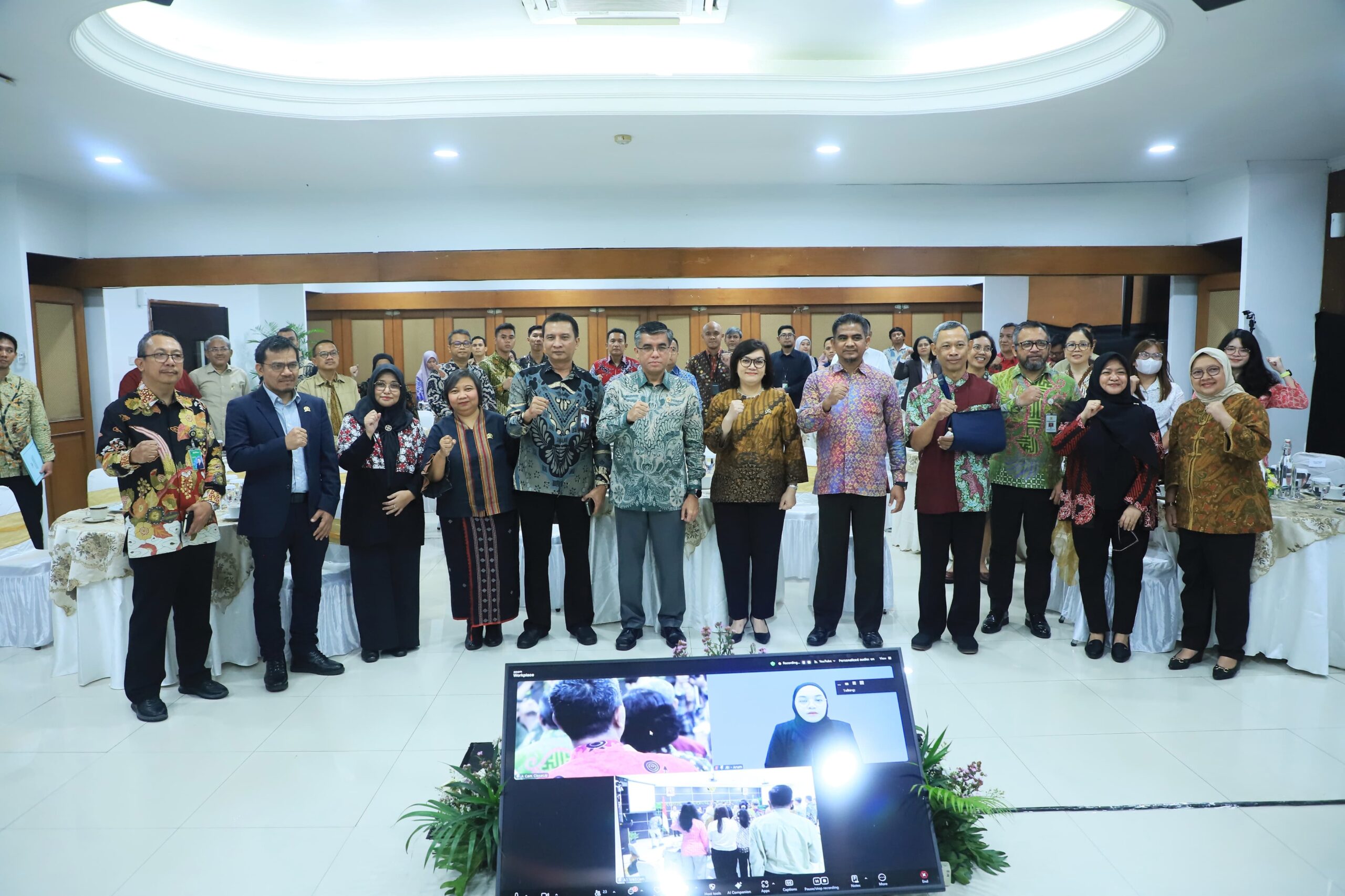 Menaker Yassierli membahas pekerjaan layak sebagai hak asasi manusia di diskusi Komnas HAM