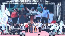 Presiden Prabowo menyapa massa buruh dalam peringatan Hari Buruh Internasional 2025 di Monas.