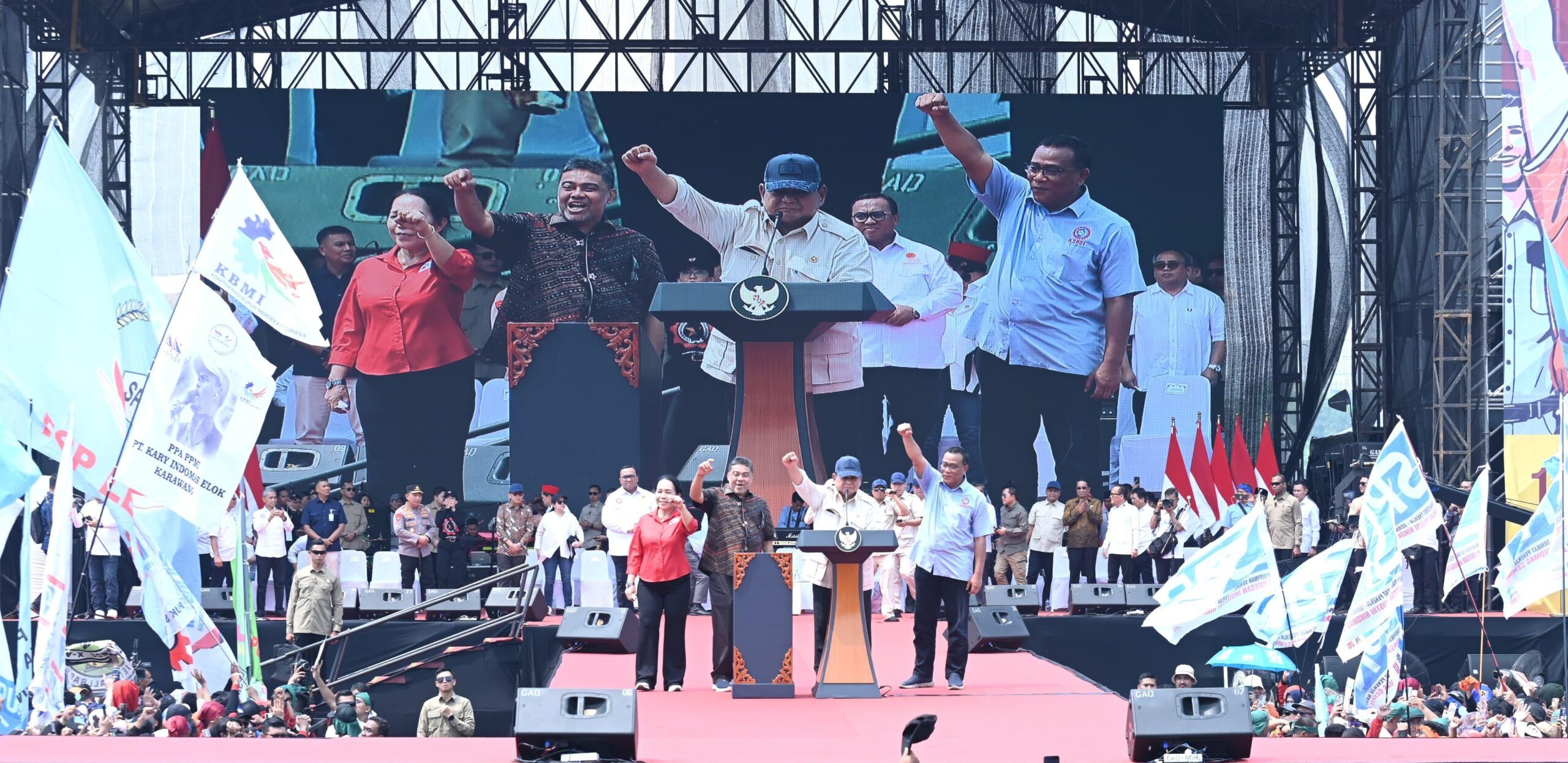 Presiden Prabowo menyapa massa buruh dalam peringatan Hari Buruh Internasional 2025 di Monas.