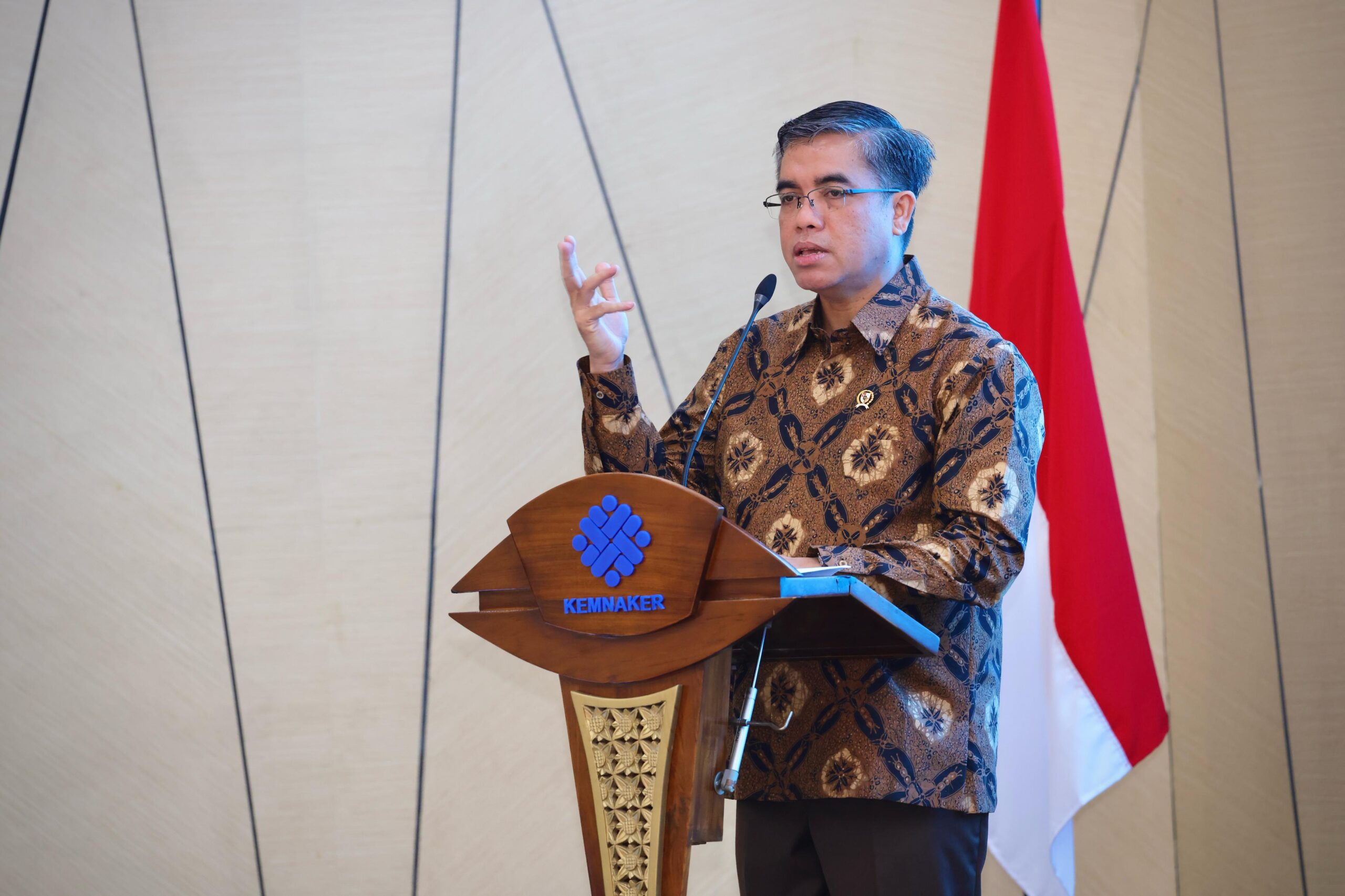 Menaker Yassierli memimpin transformasi ketenagakerjaan Indonesia melalui digitalisasi dan pelatihan vokasi.