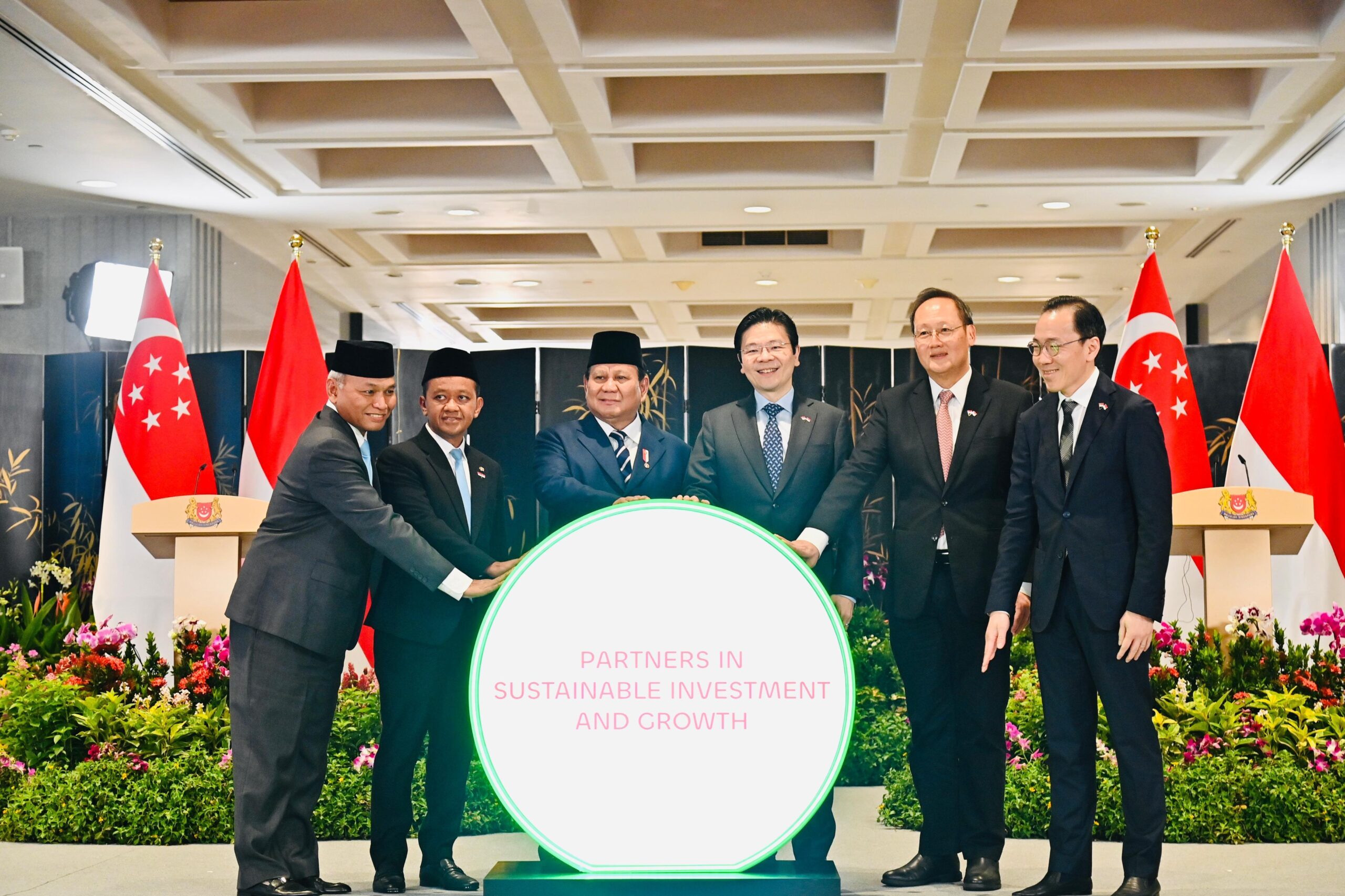 Presiden Prabowo dan PM Wong Berpartisipasi dalam Upacara Tonggak Sejarah Proyek Energi Terbarukan