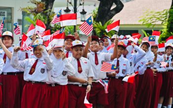 Senyum Anak Negeri di Istana: Pelajar Sambut Presiden Prabowo dan PM Anwar dengan Hangat