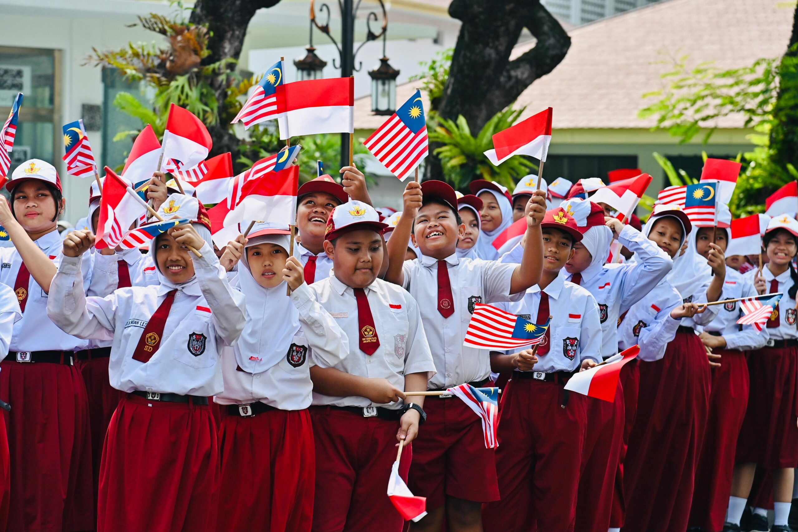Senyum Anak Negeri di Istana: Pelajar Sambut Presiden Prabowo dan PM Anwar dengan Hangat
