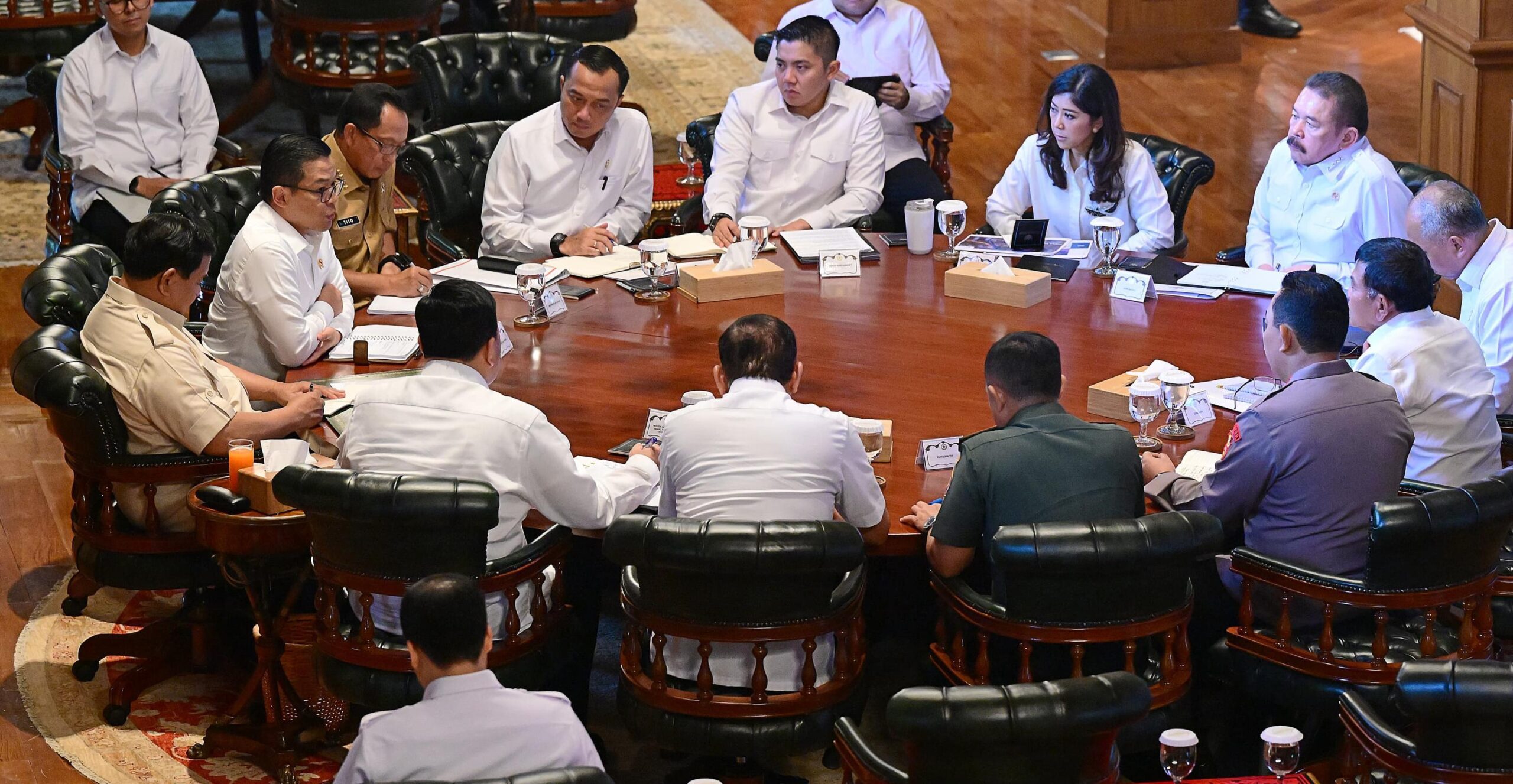 Presiden Prabowo Bahas Kondisi Global dan Strategi Nasional Bersama Menteri di Hambalang
