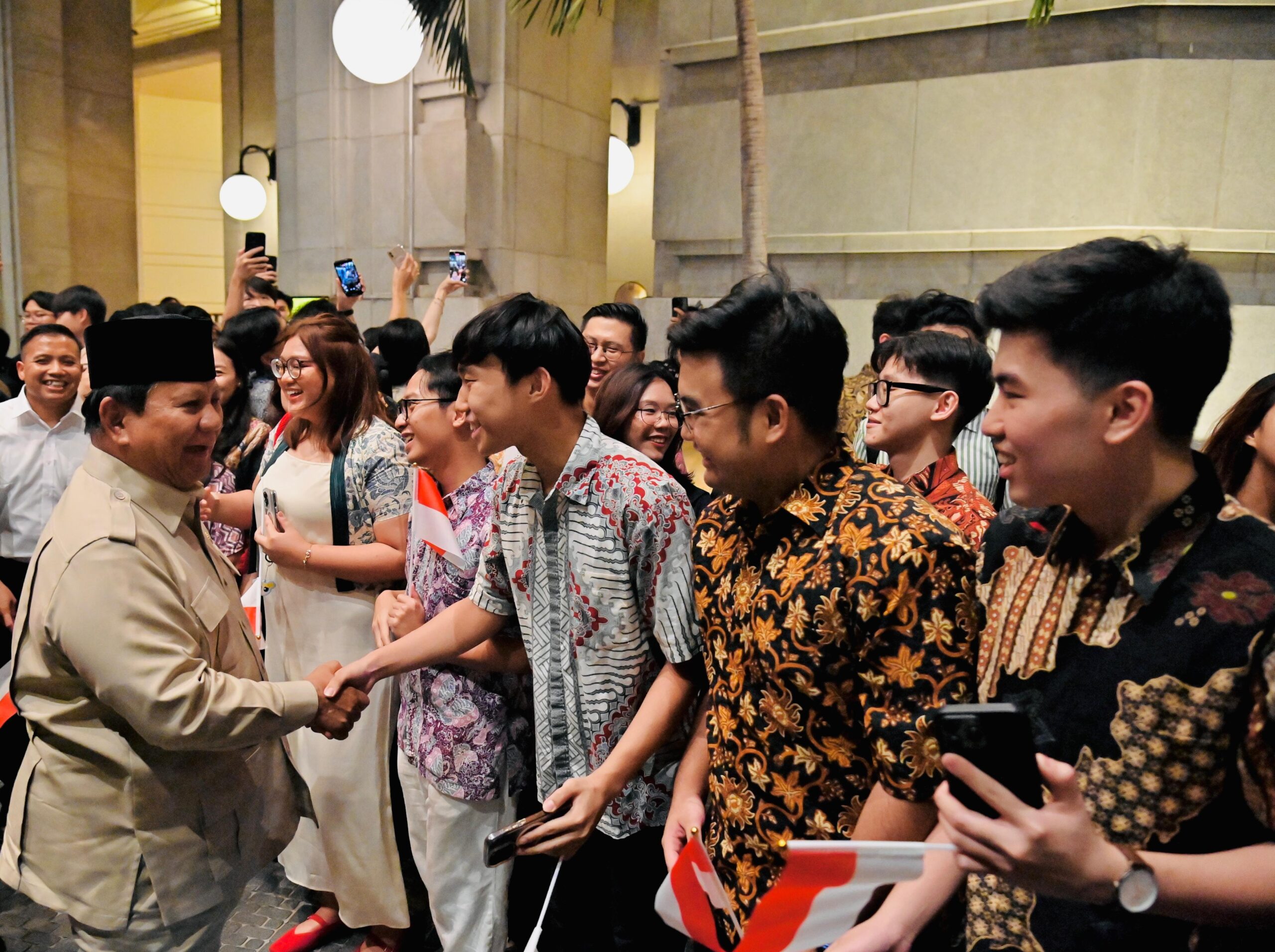 Antusiasme Warga dan Pelajar Indonesia di Singapura Menyambut Kedatangan Presiden Prabowo