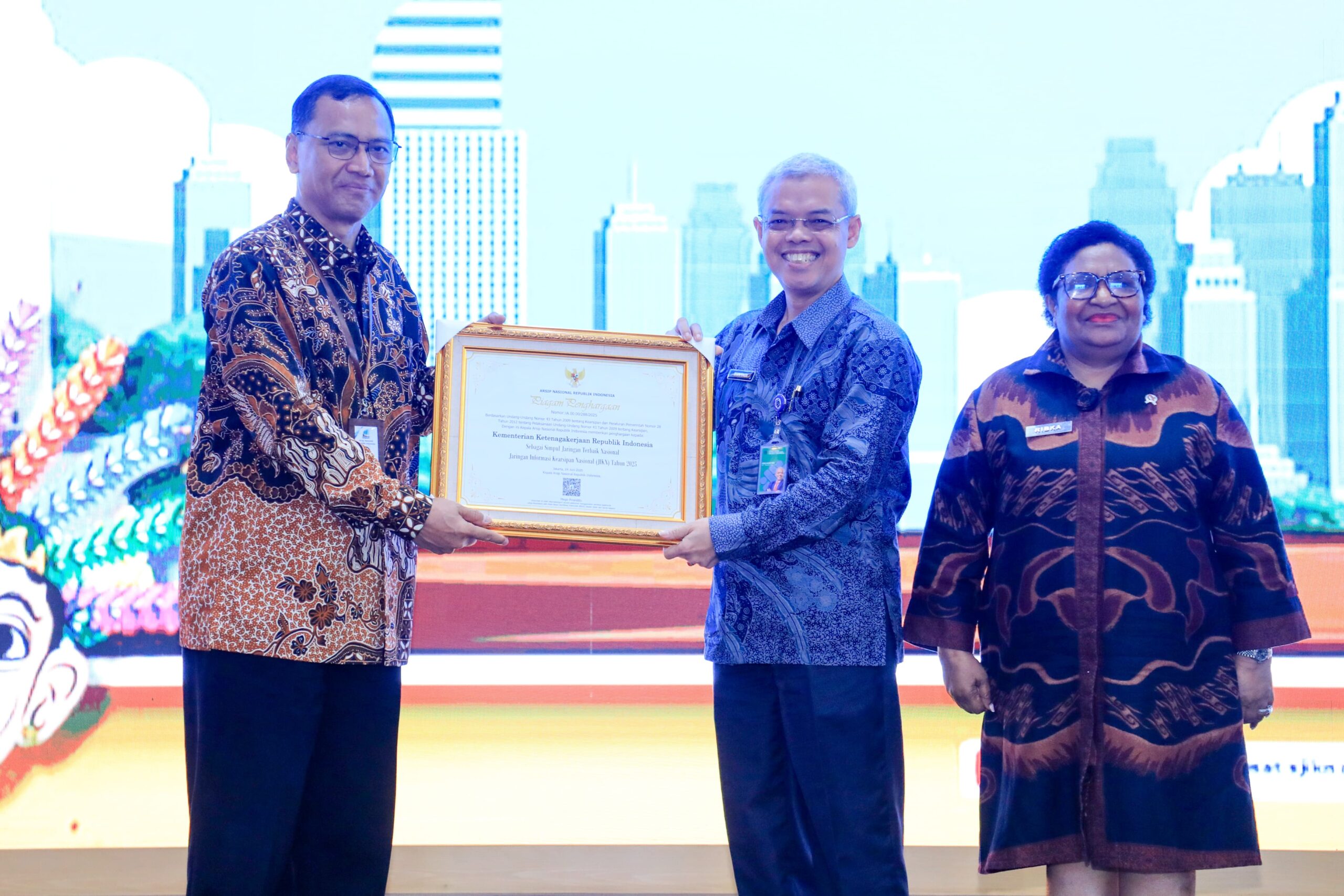Kemnaker Raih Penghargaan Simpul Jaringan Terbaik Nasional 2025 dari ANRI