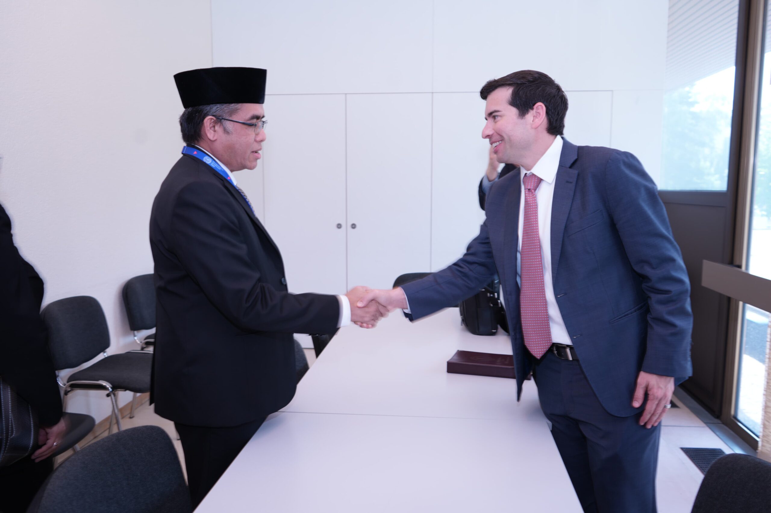 Menaker Yassierli dan Wamenaker AS Bahas Kolaborasi Ketenagakerjaan di Forum ILO Jenewa