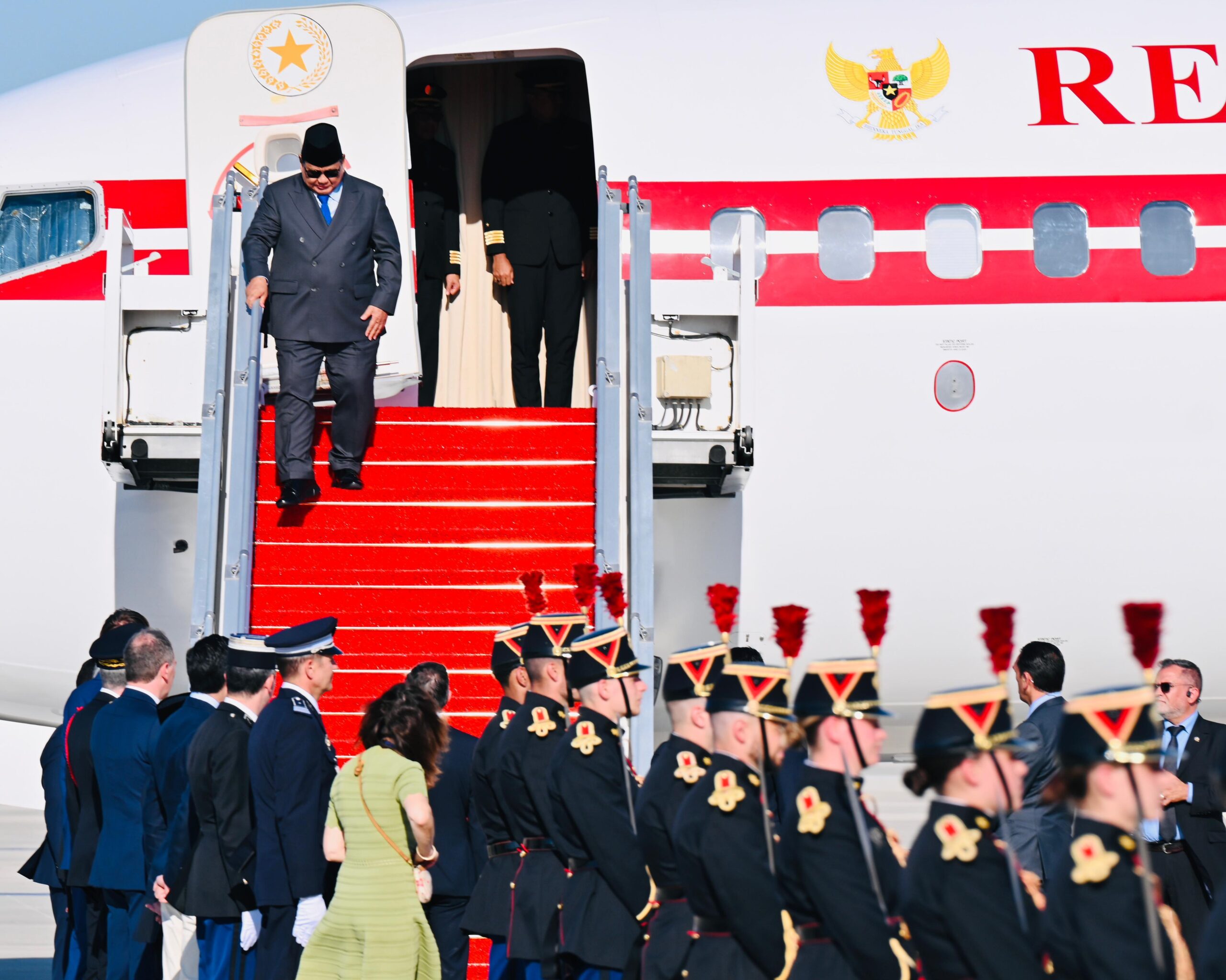 Presiden Prabowo Tiba di Paris dengan Disambut Jajar Kehormatan untuk Menghadiri Bastille Day