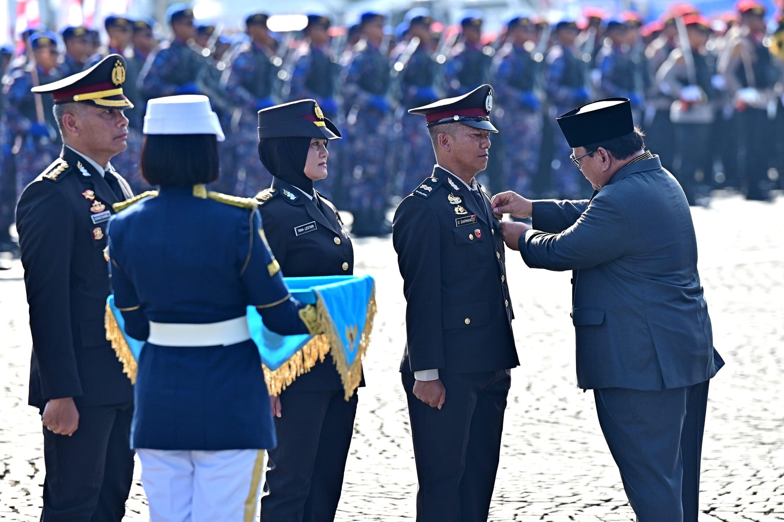 Presiden Prabowo Menganugerahkan Tanda Kehormatan kepada Anggota Polri di Hari Bhayangkara ke-79