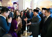 Sambutan Meriah Diaspora untuk Presiden Prabowo di Paris: Senyum, Bunga, dan Bendera Sambutan Meriah Diaspora untuk Presiden Prabowo di Paris: Senyum, Bunga, dan Bendera