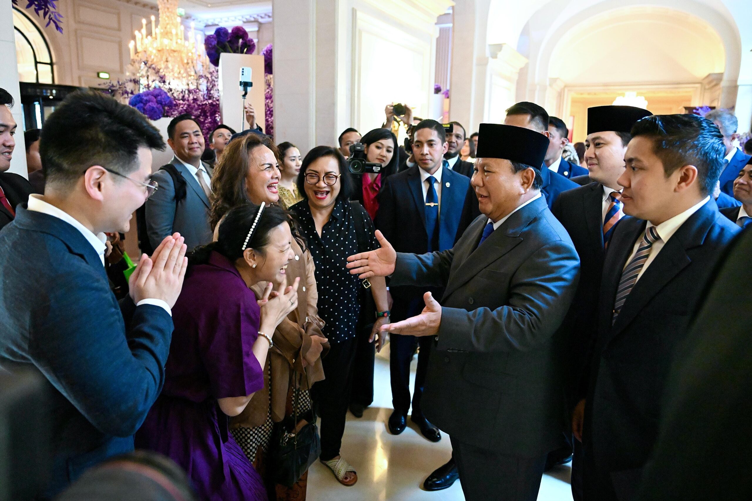 Sambutan Meriah Diaspora untuk Presiden Prabowo di Paris: Senyum, Bunga, dan Bendera