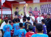 Menpora Dito Berikan Bantuan Bola untuk Atlet Muda di Dharmasraya