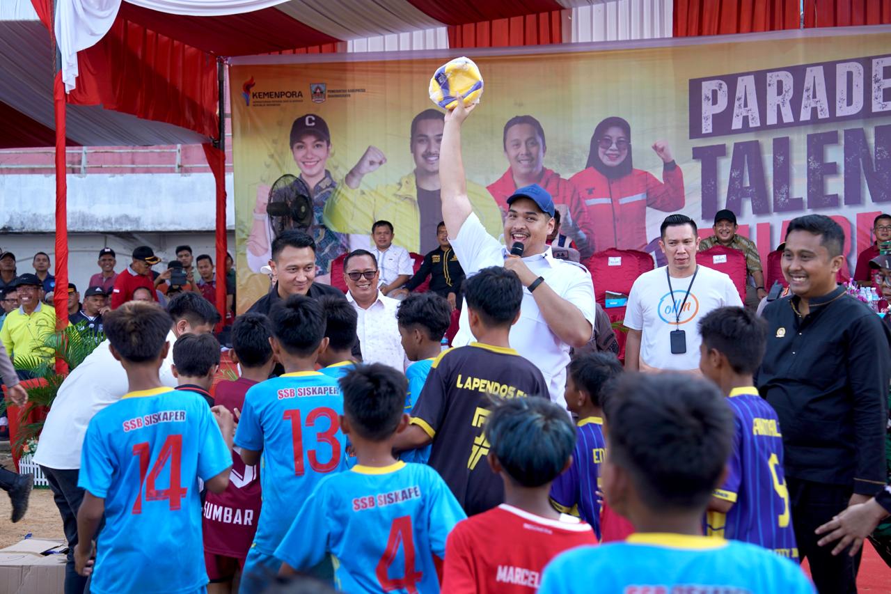 Menpora Dito Berikan Bantuan Bola untuk Atlet Muda di Dharmasraya