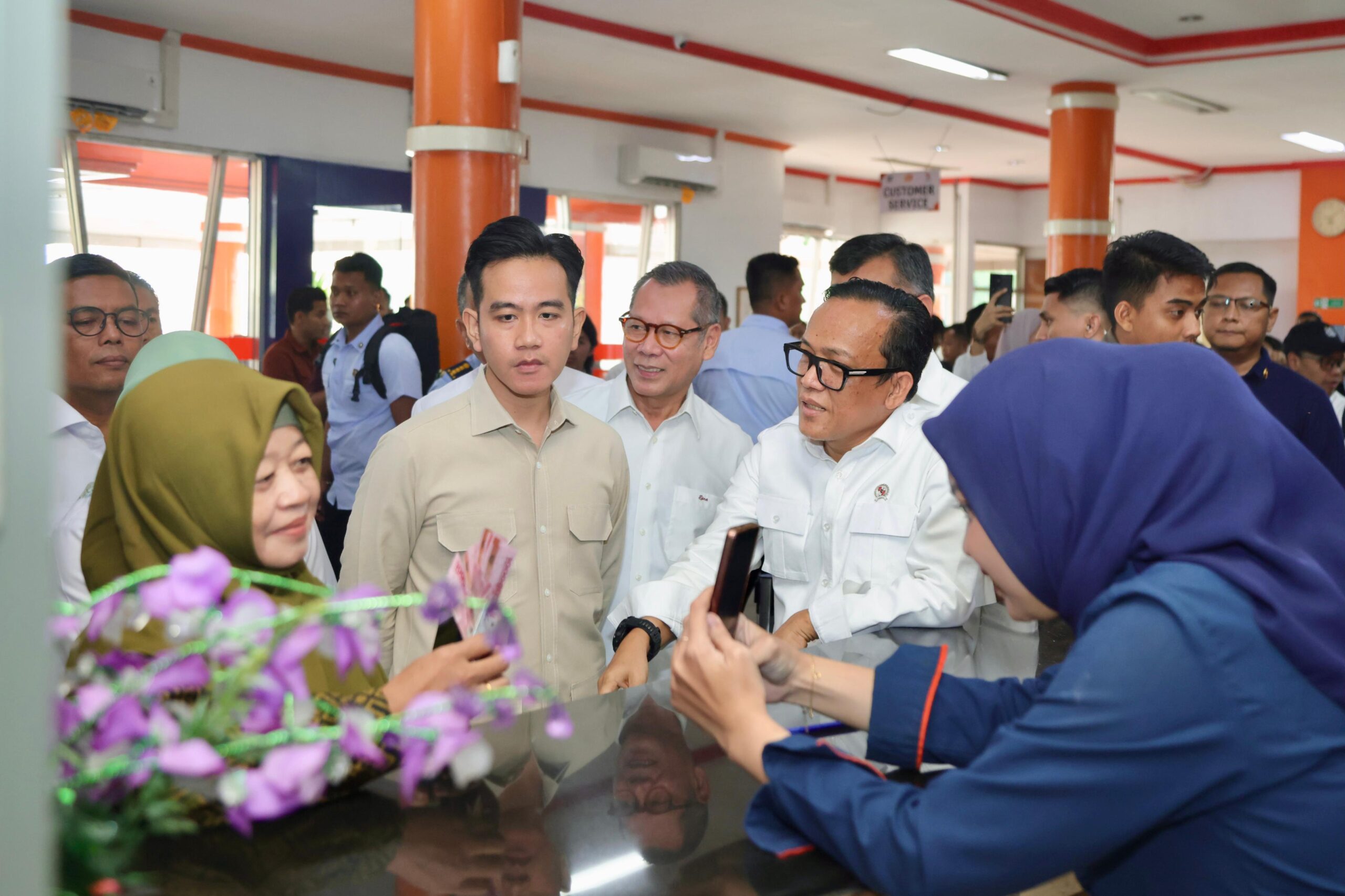 Wamenaker Dampingi Wapres Gibran Tinjau Penyaluran BSU 2025 di Kota Tangerang