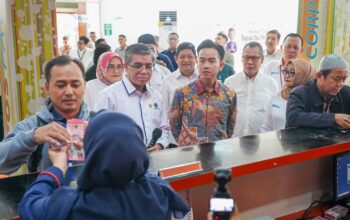 Wapres Gibran Tinjau Penyaluran BSU 2025 di Jakarta Selatan, Menaker: Sudah 85 Persen