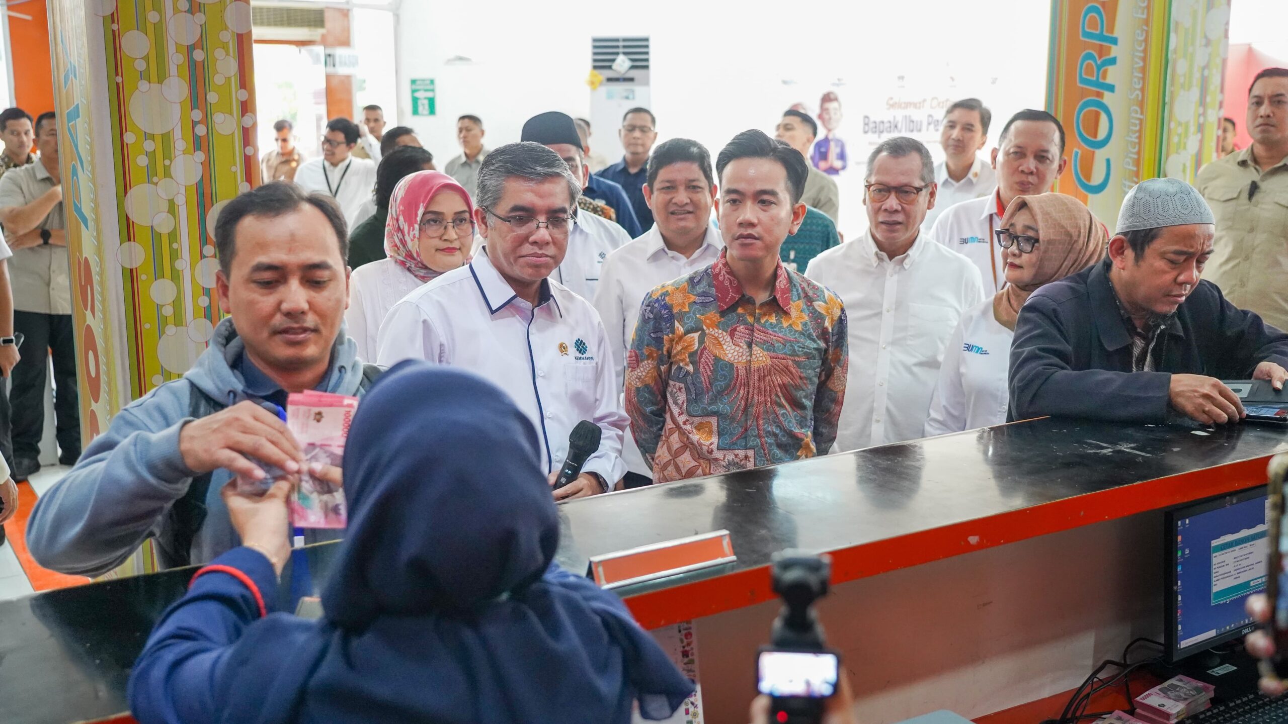 Wapres Gibran Tinjau Penyaluran BSU 2025 di Jakarta Selatan, Menaker: Sudah 85 Persen