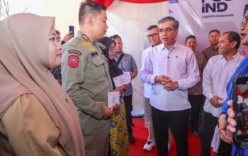Menaker Tinjau Penyaluran BSU 2025 di Makassar, Serap Aspirasi Pekerja Penerima